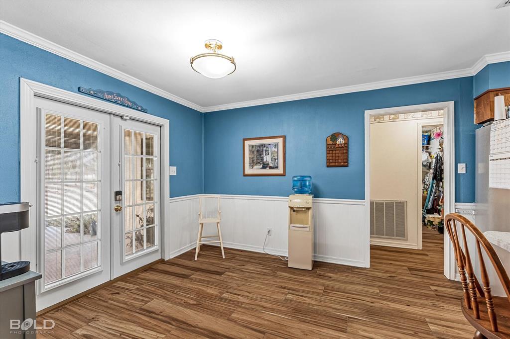 8543 Sac Fox Road Shreveport, LA 71107 - Photo 22 of 35 a living room with furniture and a table