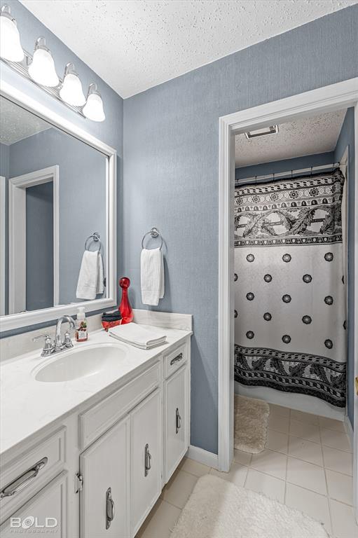 8543 Sac Fox Road Shreveport, LA 71107 - Photo 32 of 35 a bathroom with a bathtub sink and mirror