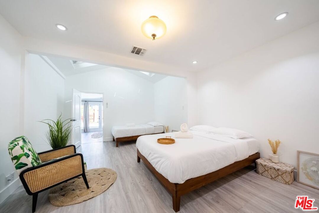 11331 Isleta Street Los Angeles, CA 90049 - Photo 19 of 71