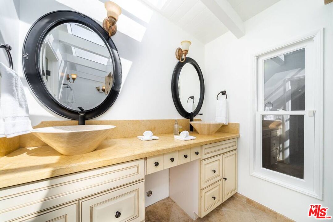 11331 Isleta Street Los Angeles, CA 90049 - Photo 33 of 71