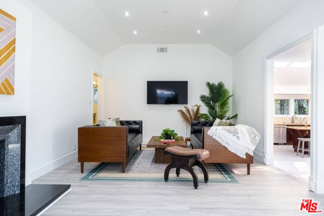 11331 Isleta Street Los Angeles, CA 90049 - Photo 5 of 71