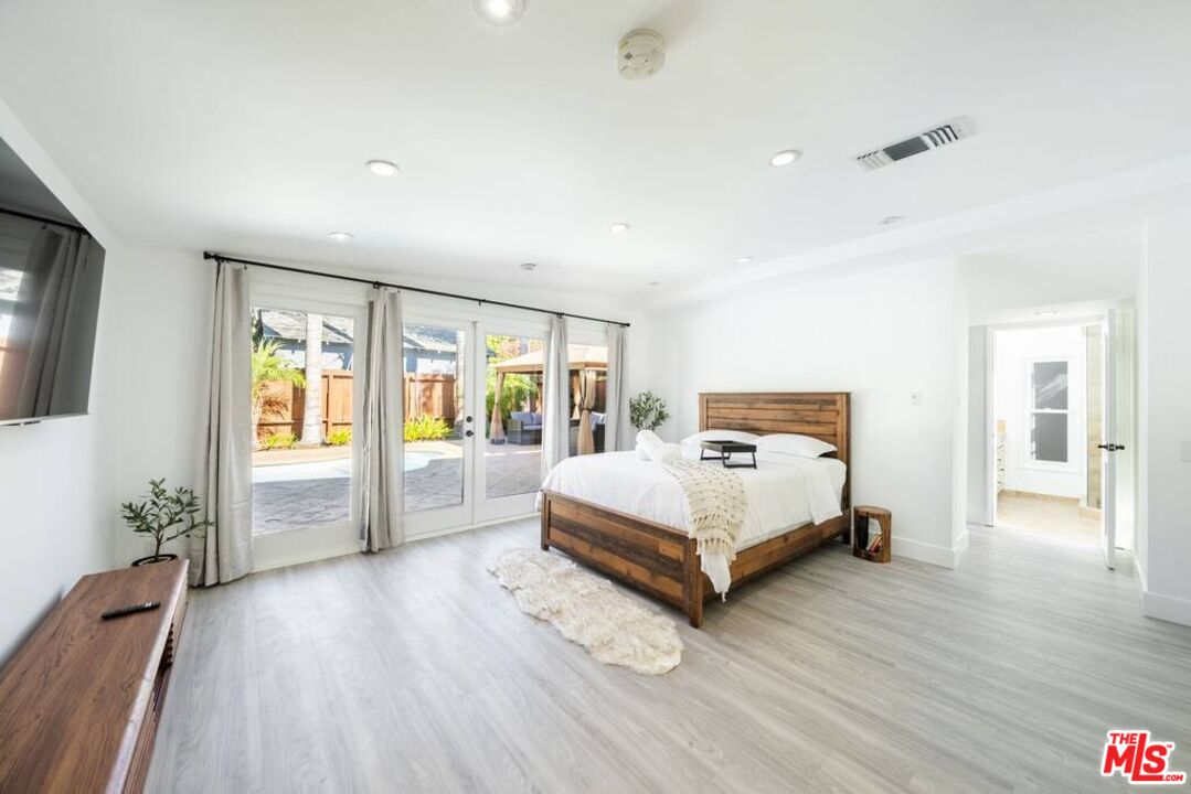 11331 Isleta Street Los Angeles, CA 90049 - Photo 8 of 71