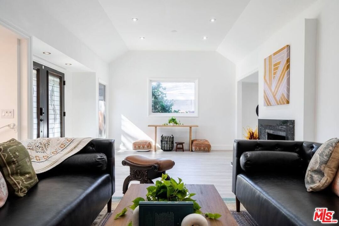 11331 Isleta Street Los Angeles, CA 90049 - Photo 9 of 71