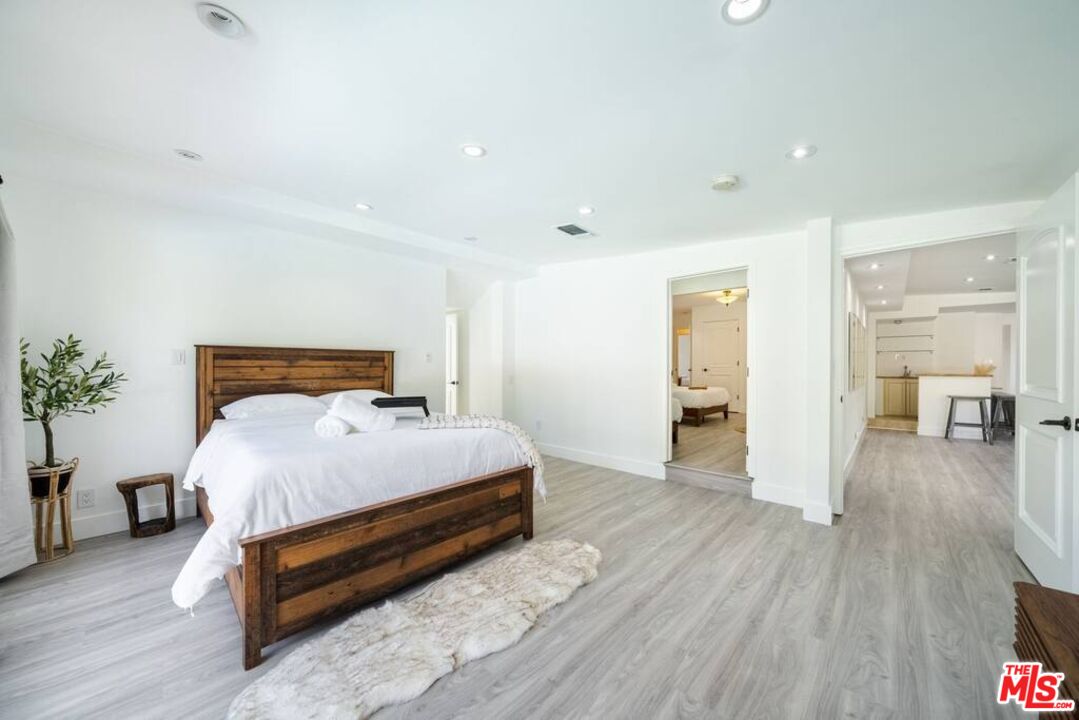 11331 Isleta Street Los Angeles, CA 90049 - Photo 10 of 71