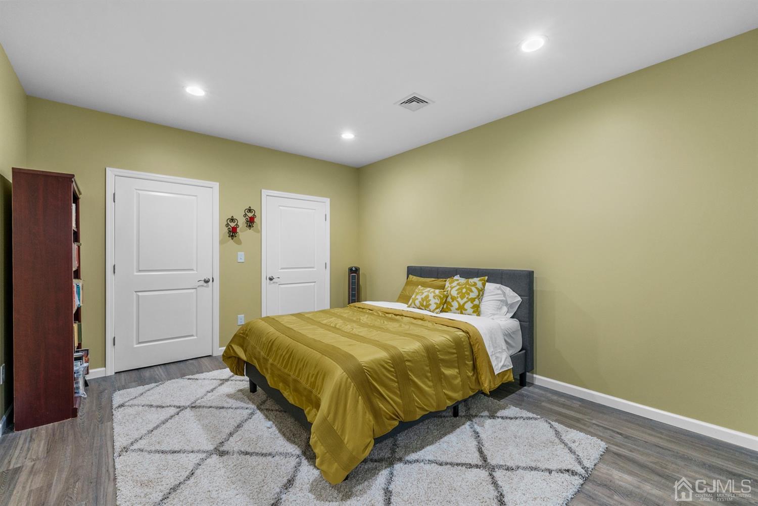 308 Plainfield Road Edison, NJ 08820 - Photo 9 of 40 a bedroom with a bed and a painting on the wall
