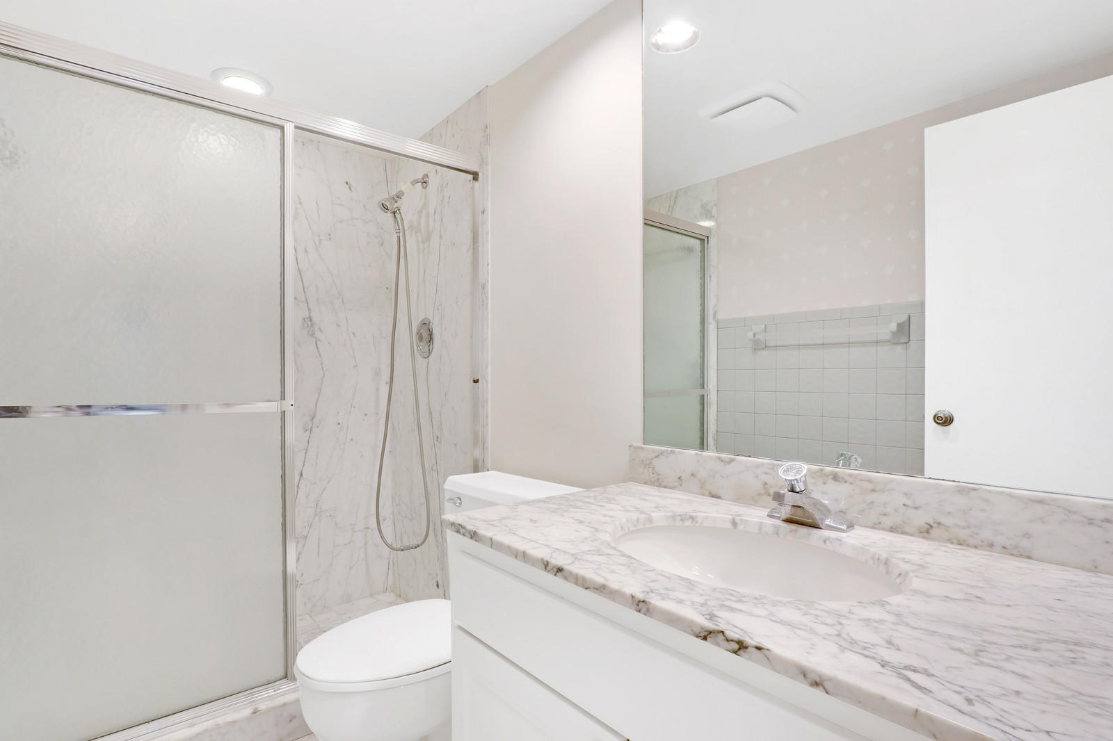 325 South Beach Road, Unit 101 Tequesta, FL 33469 - Photo 16 of 26 Second Bathroom