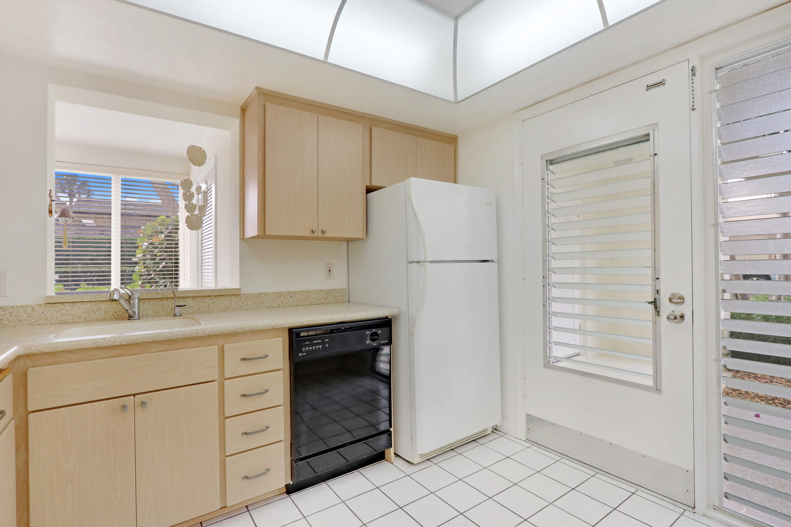 325 South Beach Road, Unit 101 Tequesta, FL 33469 - Photo 8 of 26 Kitchen