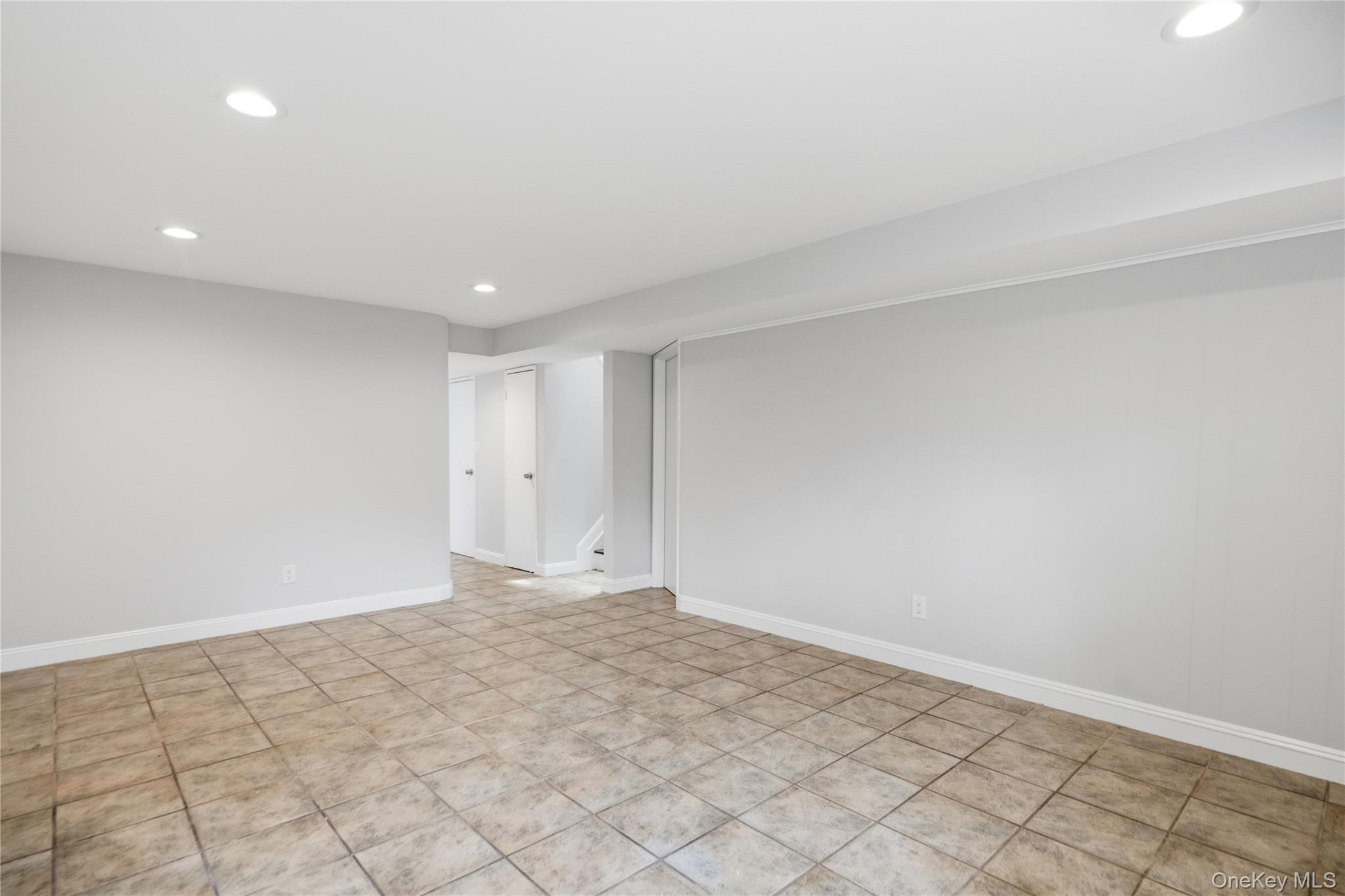 183 North Marginal Road Jericho, NY 11753 - Photo 22 of 28 Great room also has an leads to full bath and 2 car garage