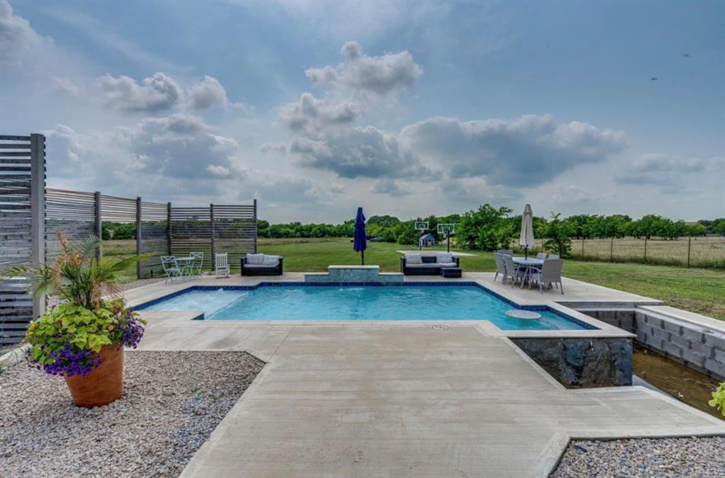 997 Ovilla Road Waxahachie, TX 75167 - Photo 4 of 32 Outdoor swimming pool featuring a built-in spa with water features and integrated seating