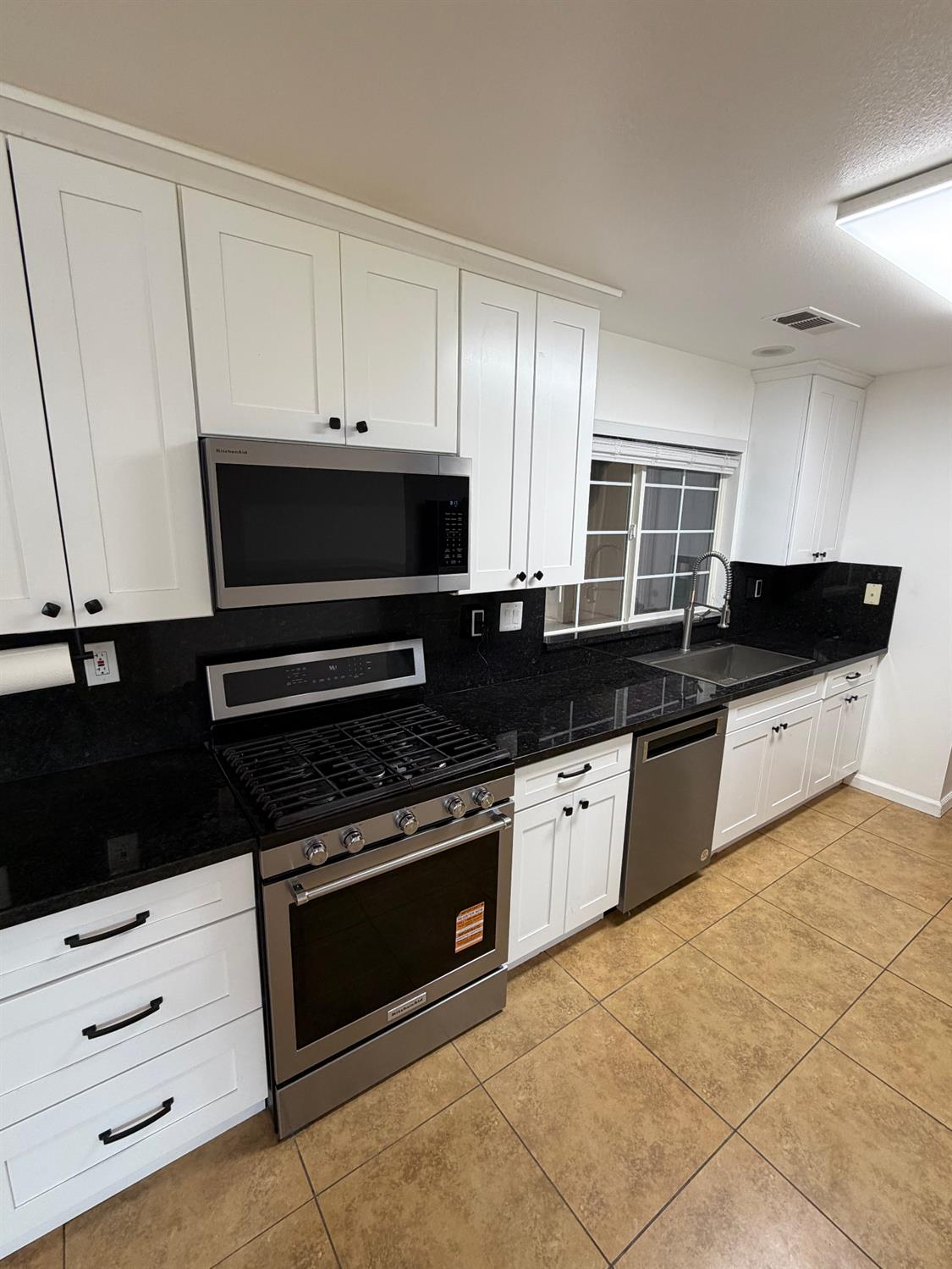 1281 Sunup Drive Merced, CA 95348 - Photo 6 of 28