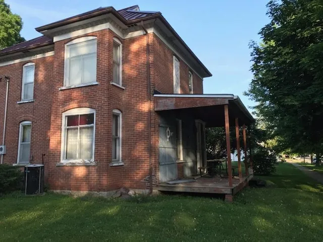 $100,000 | 301 East Dewey Street, Cassville, WI 53806