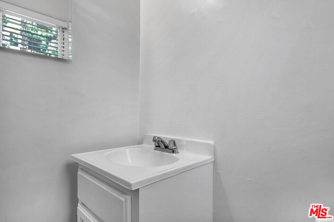 614 Midvale Avenue Los Angeles, CA 90024 - Photo 7 of 18 a bathroom with a sink and a mirror