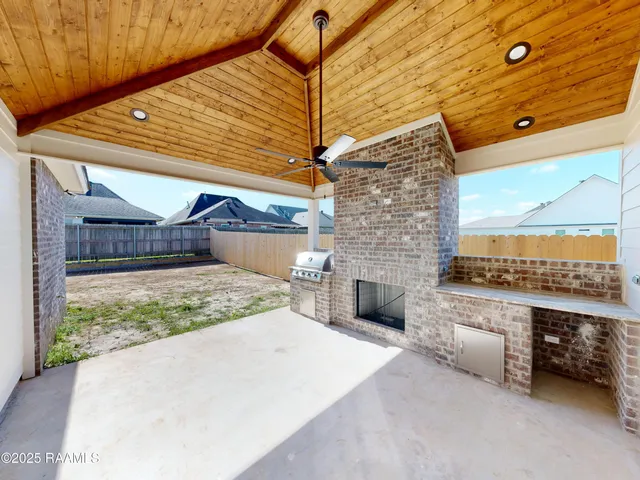 $358,700 | 138 Lakes Edge Drive, Broussard, LA 70518