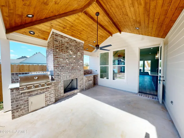 $358,700 | 138 Lakes Edge Drive, Broussard, LA 70518