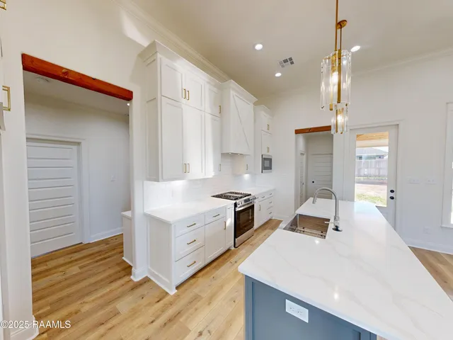 $358,700 | 138 Lakes Edge Drive, Broussard, LA 70518