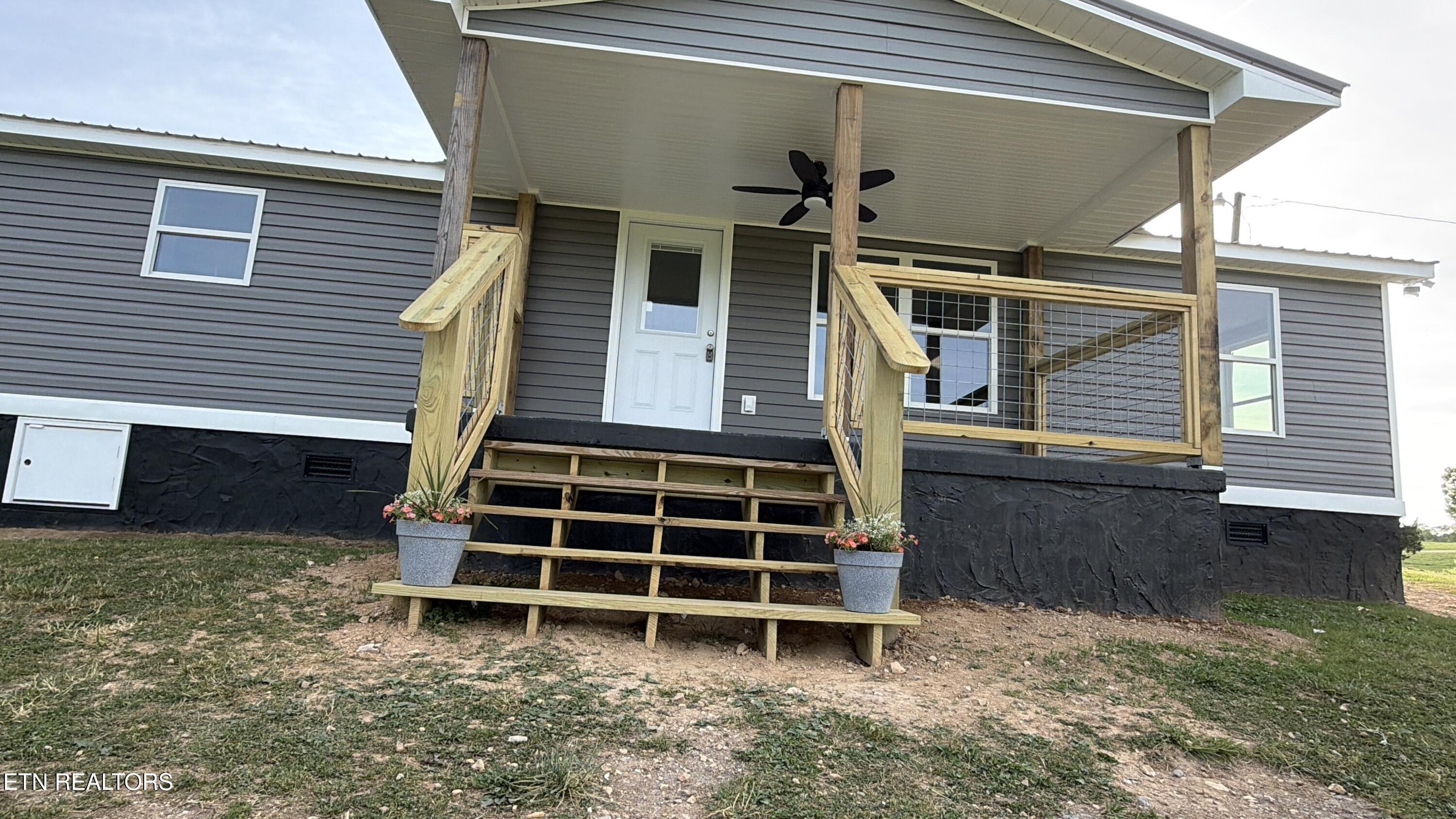 33633 Pond Creek Road Philadelphia, TN 37846 - Photo 10 of 20 Front of home with large porch