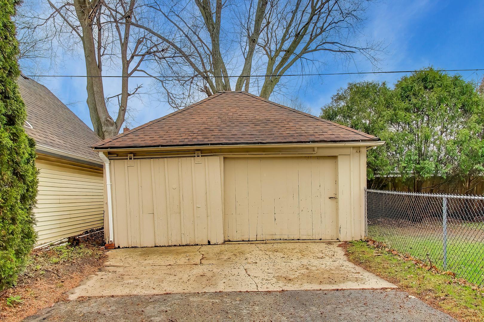 405 West Brown Street Harvard, IL 60033 - Photo 20 of 24 a backyard of a house