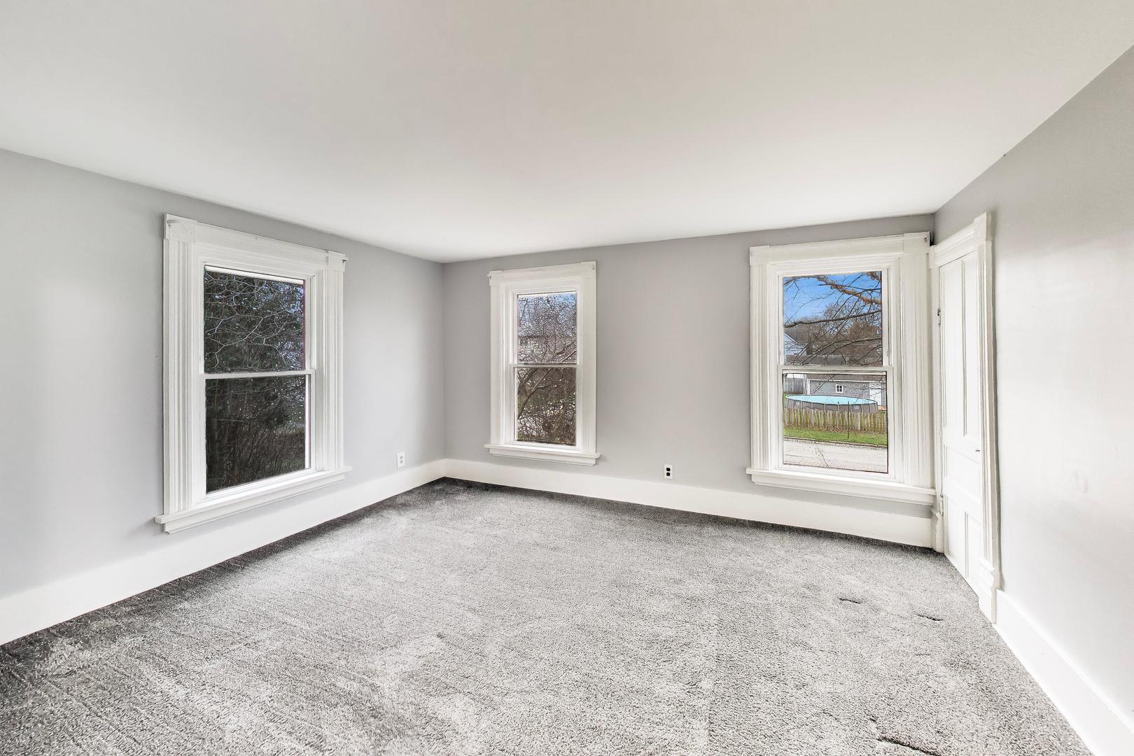 405 West Brown Street Harvard, IL 60033 - Photo 9 of 24 an empty room with windows
