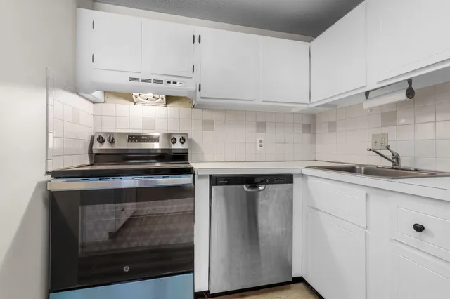 $189,900 | 12 English Village Road, Unit 201, Manchester, NH 03102