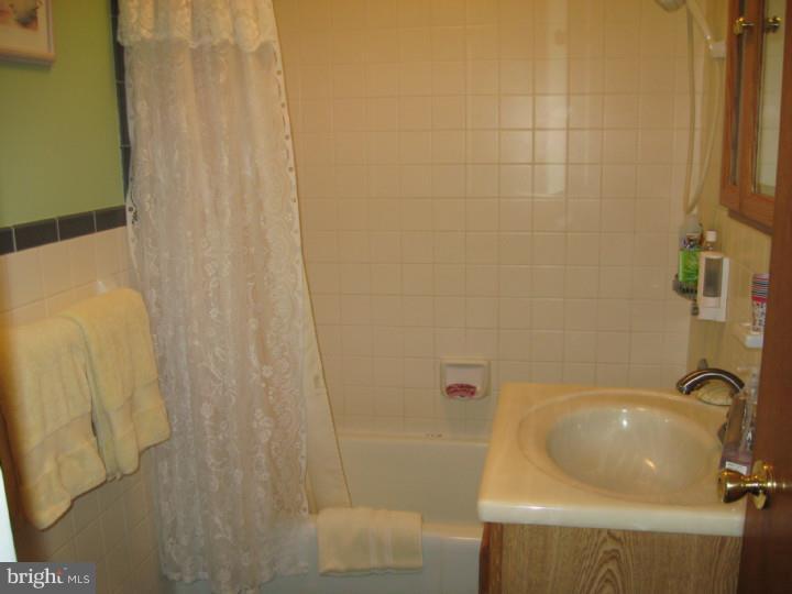 216 Parry Road Warminster, PA 18974 - Photo 12 of 15 Bathroom
