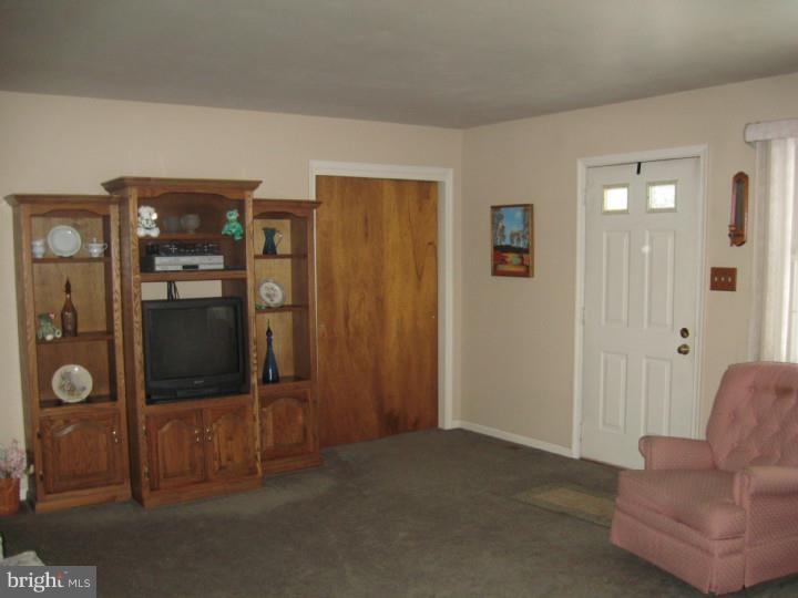 216 Parry Road Warminster, PA 18974 - Photo 3 of 15 Living Room