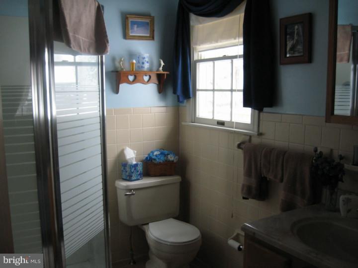 216 Parry Road Warminster, PA 18974 - Photo 10 of 15 Master Bathroom