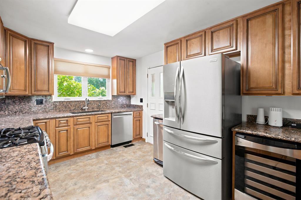 3739 Margate Road Pittsburgh, PA 15221 - Photo 16 of 45 Quartz countertops & backsplash, maple cabinetry