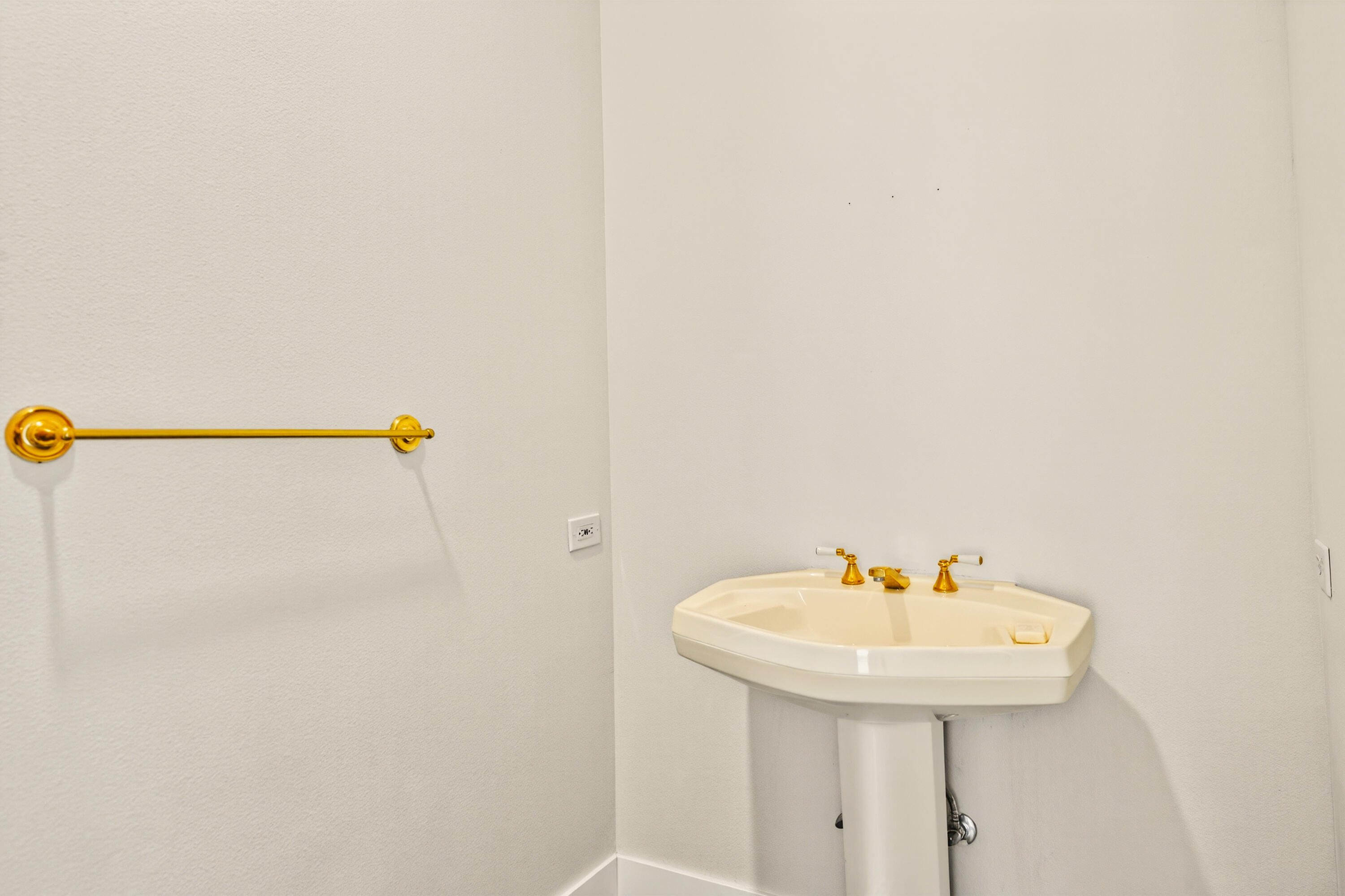 6 Queens Court Rancho Mirage, CA 92270 - Photo 28 of 28 a bathroom with a sink and mirror