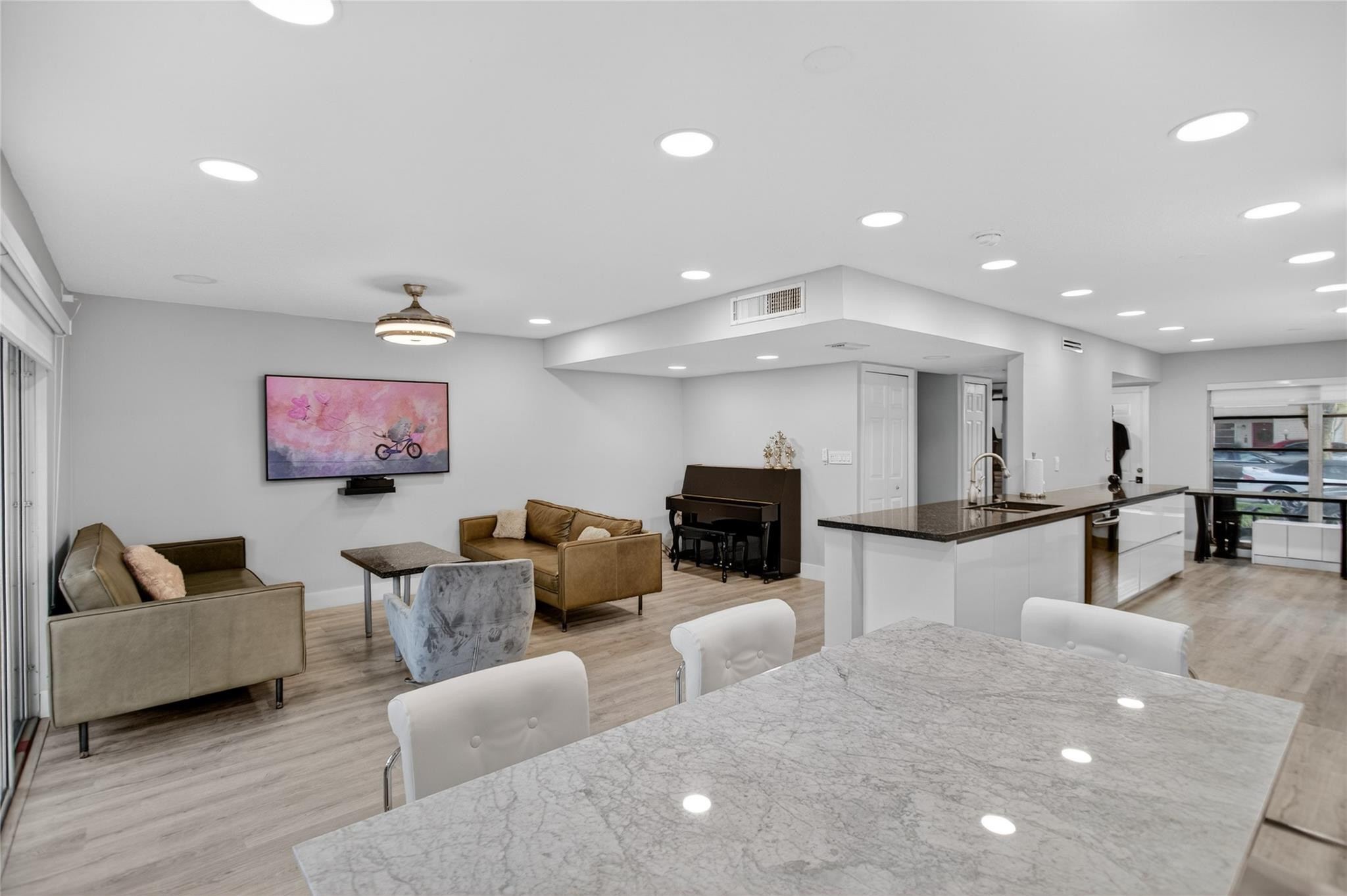 3331 Farragut Street, Unit 8D Hollywood, FL 33021 - Photo 5 of 22 Photo 5