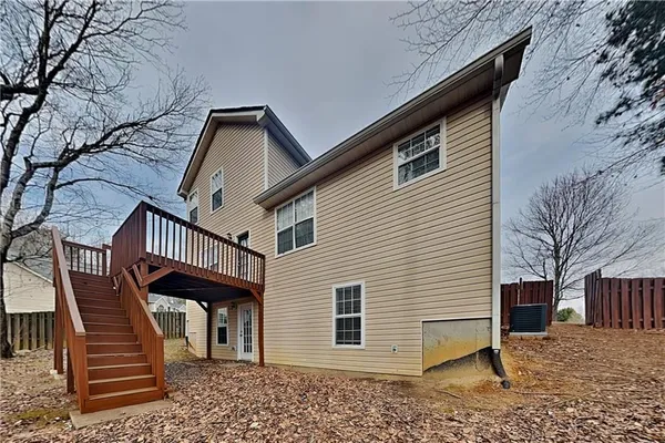 a view of entryway with a yard