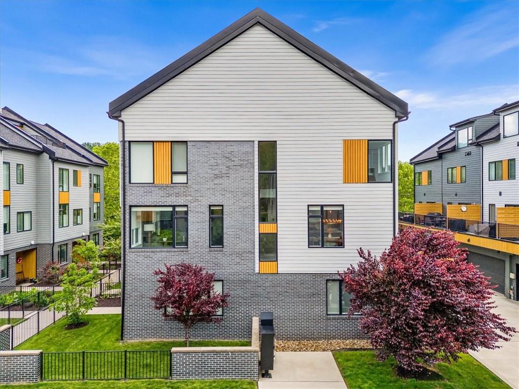 5557 Berlin Way Pittsburgh, PA 15201 - Photo 32 of 34 a front view of house with yard and green space