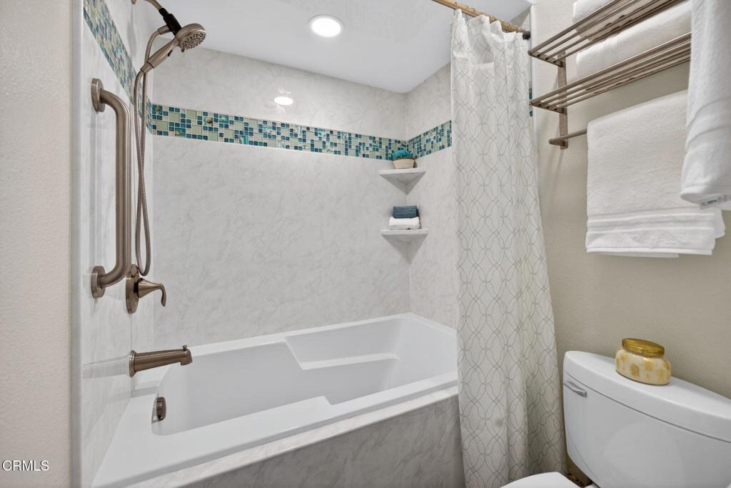 3101 Peninsula Road, Unit 121 Oxnard, CA 93035 - Photo 19 of 54 Primary bathtub/shower