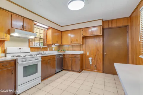 $184,000 | 102 Medearis Drive, New Iberia, LA 70563