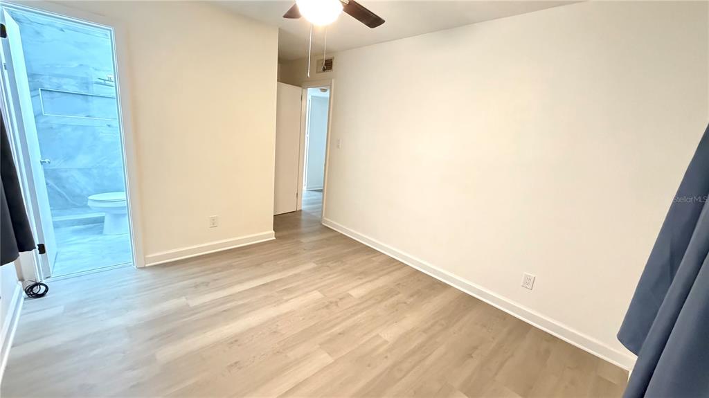 6310 Lake Underhill Road, Unit A Orlando, FL 32807 - Photo 10 of 12 an empty room with a mirror