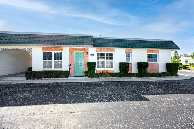 a view of a house with backyard and plants