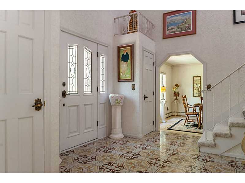 194 Franklin Road Scituate, RI 02825 - Photo 2 of 25 Entry.