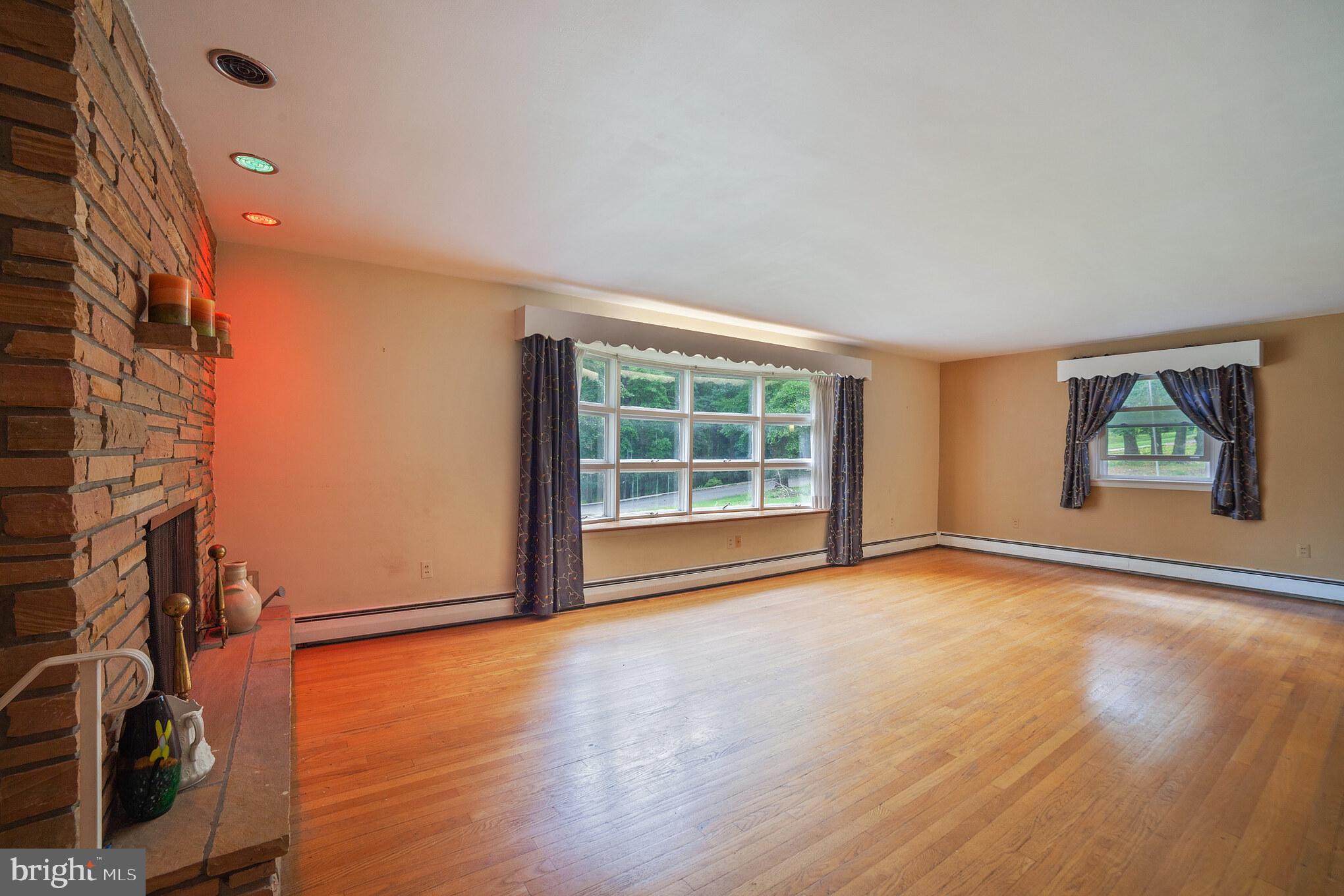 117 Crestview Road Phoenixville, PA 19460 - Photo 4 of 32 Living Room