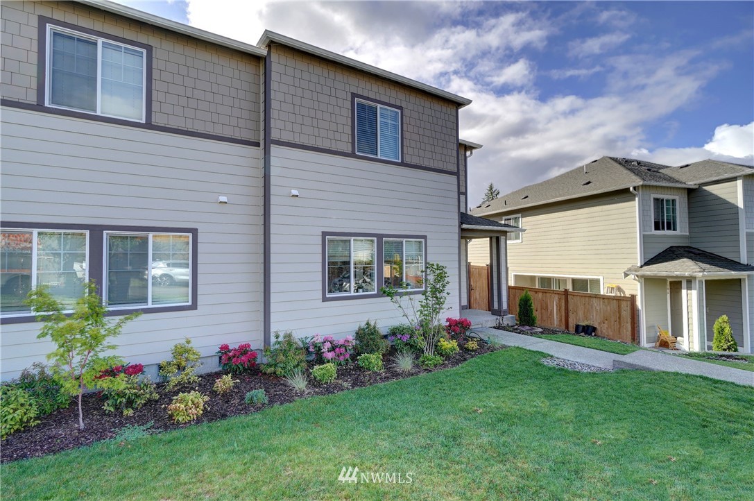 1114 Swan Loop DuPont, WA 98327 - Photo 5 of 39 Gallery Image 5