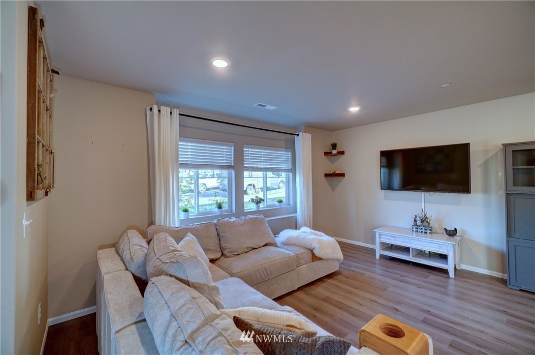 1114 Swan Loop DuPont, WA 98327 - Photo 9 of 39 Gallery Image 9