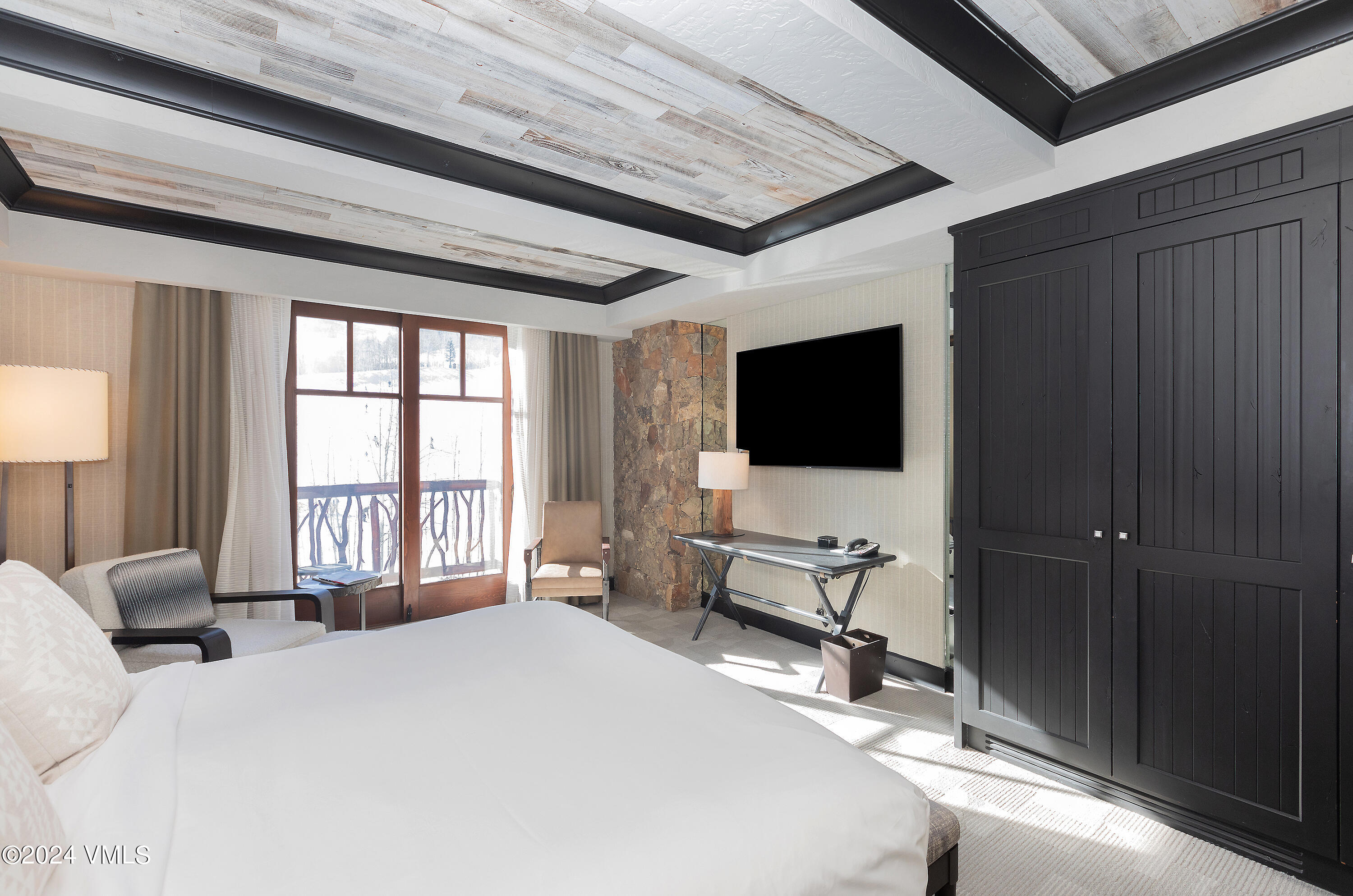 130 Daybreak Ridge Road, Unit HS658/660 Avon, CO 81620 - Photo 9 of 27 a bedroom with a bed tv and window