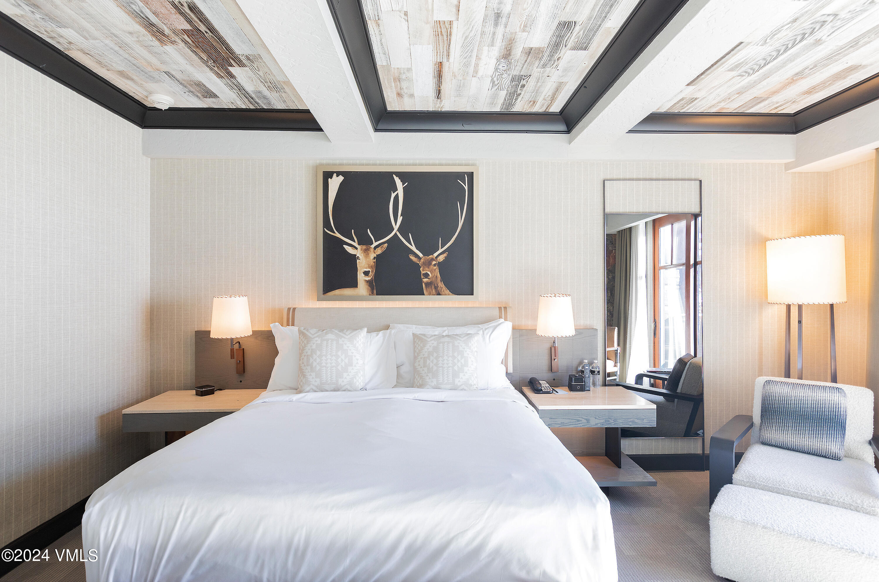 130 Daybreak Ridge Road, Unit HS658/660 Avon, CO 81620 - Photo 10 of 27 a bedroom with a bed and lamp