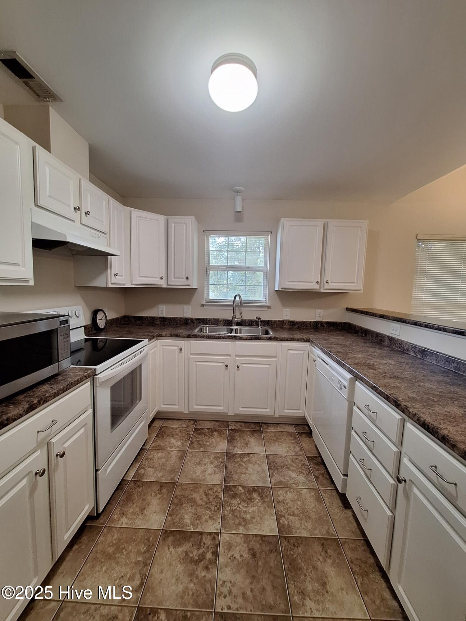 2412 King Richard Court, Unit E Greenville, NC 27858 - Photo 6 of 15 King Richard Court 2412 E (5)