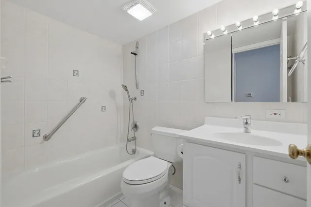 $260,000 | 523 Bridle Trail, Wheeling, IL 60090