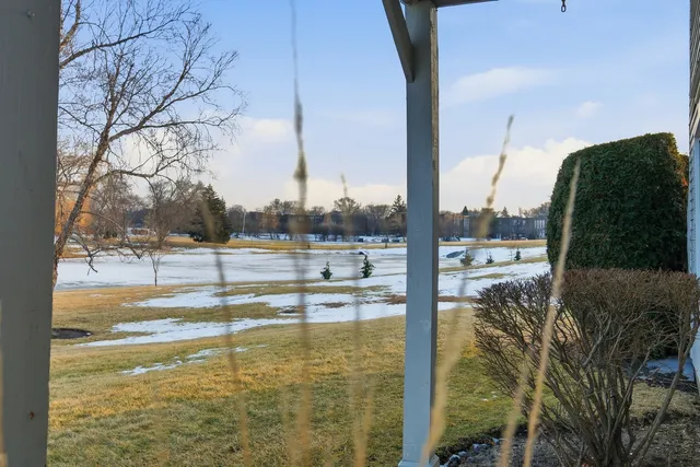 $260,000 | 523 Bridle Trail, Wheeling, IL 60090