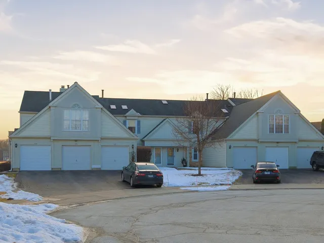 $260,000 | 523 Bridle Trail, Wheeling, IL 60090