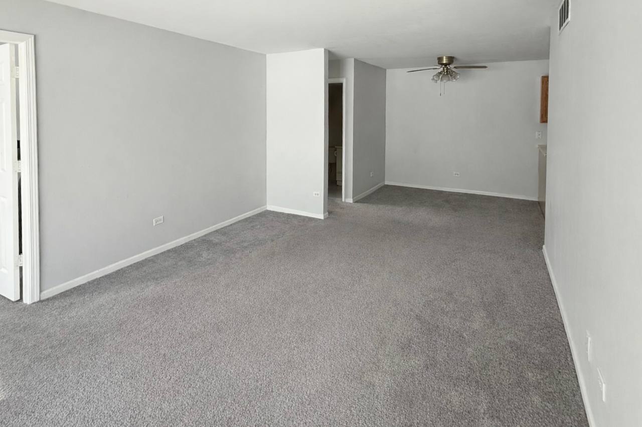 523 Bridle Trail Wheeling, IL 60090 - Photo 2 of 10