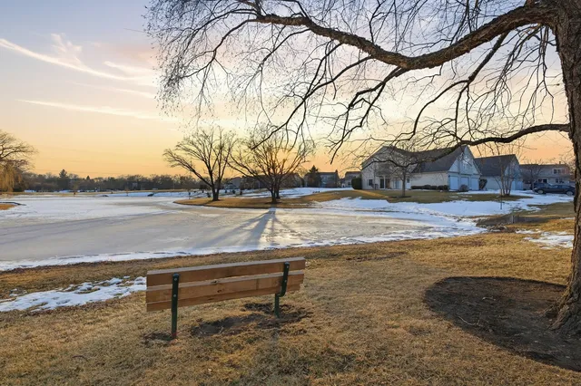 $260,000 | 523 Bridle Trail, Wheeling, IL 60090