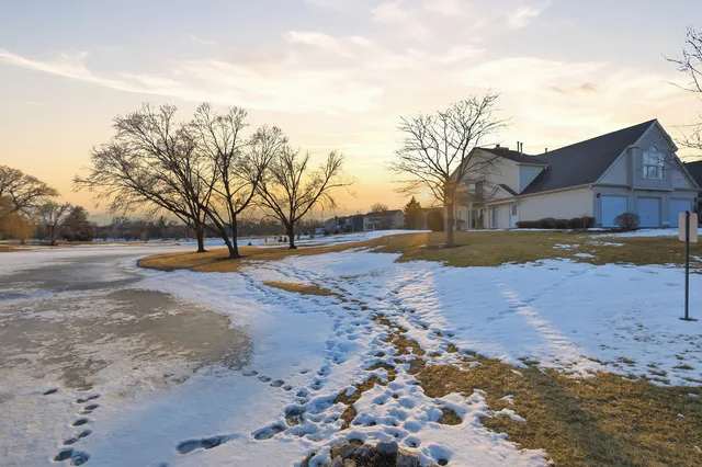 $260,000 | 523 Bridle Trail, Wheeling, IL 60090