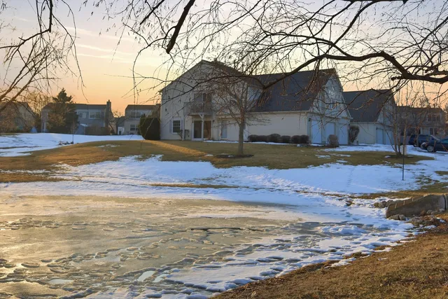 $260,000 | 523 Bridle Trail, Wheeling, IL 60090