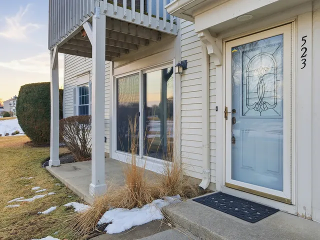 $260,000 | 523 Bridle Trail, Wheeling, IL 60090